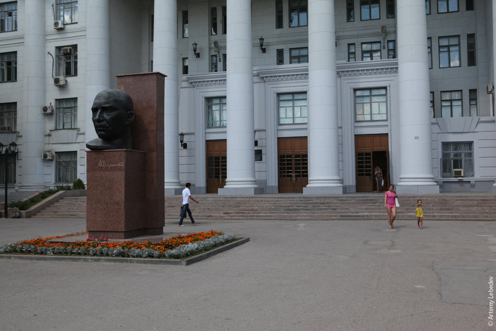 Говно-охуенно: двери в больших зданиях