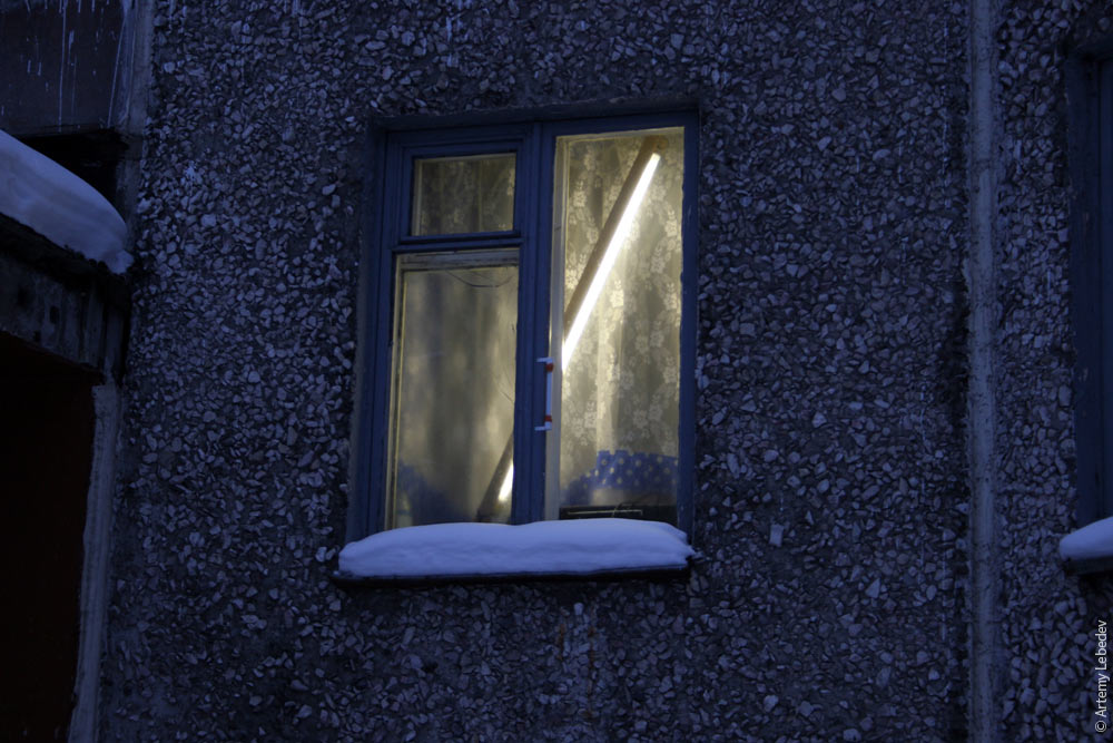 Снится окно на улицу. Вечерние окна домов. Окно ночью. Окно в доме снаружи. Ночное окно.