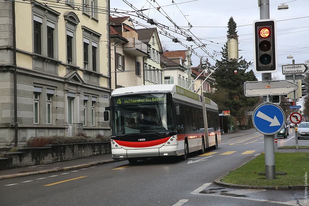 Троллейбус зачем. Московский троллейбус Швейцария. Трамвай сбросил рога.