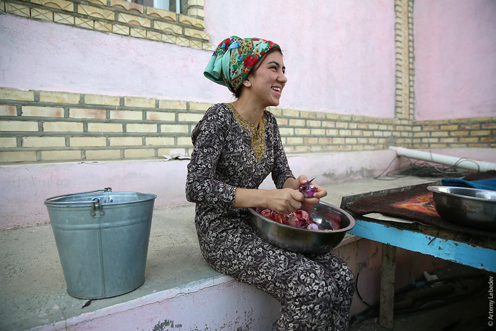 Сколько девушке кишлака. Майя Ачилова Туркменабат. Туркменские девушки. Туркменская женщина деревенская. Кишлак в Туркмении.
