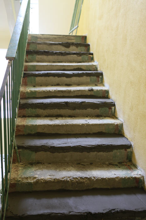 Устранение сколов ступеней из камня. Подъездная лестница. Сколы на ступенях лестницы. Подъездные ступени. Бетонная лестница в подъезде.