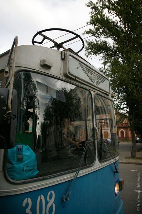 Троллейбус зачем. Крыша троллейбуса. Антенны троллейбуса. Руль троллейбуса. Антенна на крыше троллейбуса.